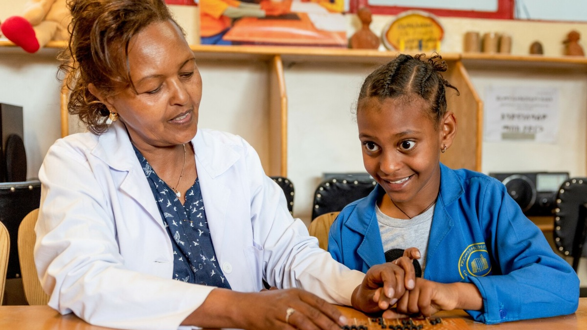 Welt-Braille-Tag: Sechs Punkte lassen Blens Traum wahr werden / Die CBM unterstützt blinde und sehbehinderte Kinder in den ärmsten Regionen der Welt - Foto: presseportal.de