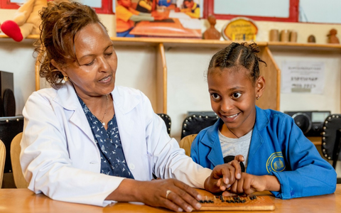 Welt-Braille-Tag: Sechs Punkte lassen Blens Traum wahr werden / Die CBM unterstützt blinde und sehbehinderte Kinder in den ärmsten Regionen der Welt - Foto: presseportal.de