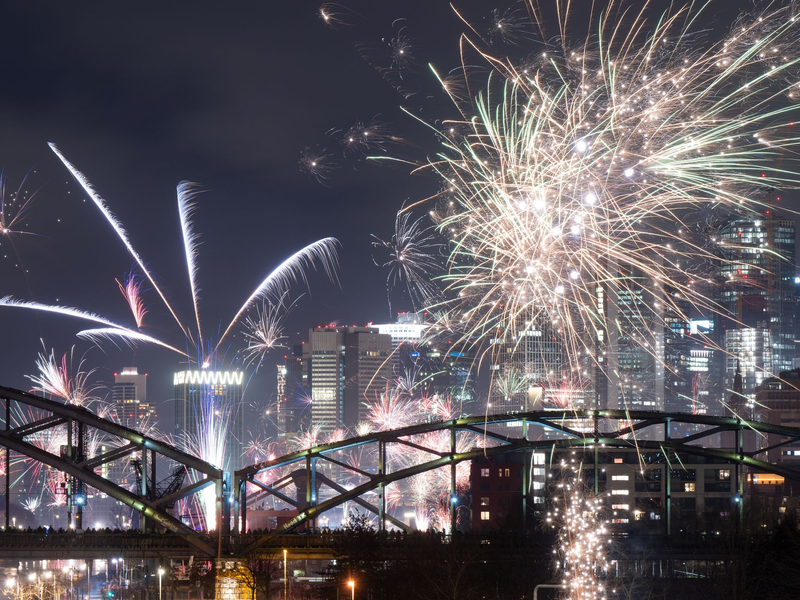 Sturm und Regen an der Küste, trocken im Süden lautet die Vorhersage des DWD für den Silvesterabend (Symbolbild). - Foto: Boris Roessler/dpa