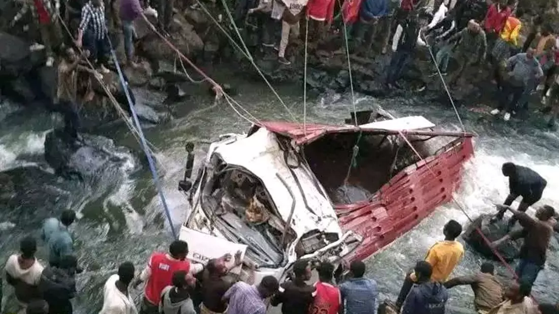 Der mit Hochzeitsgästen beladene Lastwagen ist beim Überqueren einer Brücke in den Galana-Fluss gestürzt.  - Bild: -/Sidama National Regional State Health Bureau/Handout via Xinhua/dpa