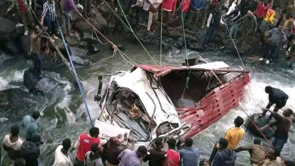 Der mit Hochzeitsgästen beladene Lastwagen ist beim Überqueren einer Brücke in den Galana-Fluss gestürzt.  - Foto: -/Sidama National Regional State Health Bureau/Handout via Xinhua/dpa