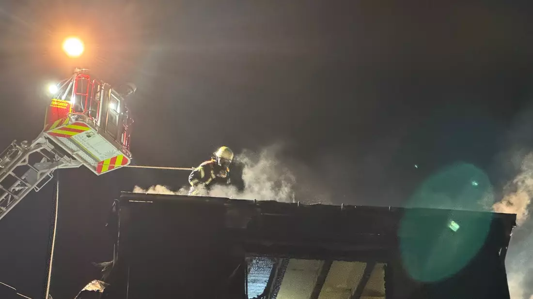 FW-OG: Dachstuhlbrand im historischen Ortskern + Nachtragsmeldung zum 29.12.2024 + - Bild: presseportal.de
