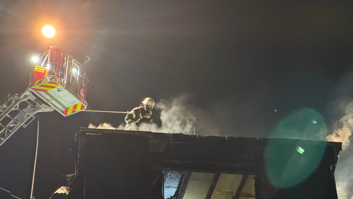 FW-OG: Dachstuhlbrand im historischen Ortskern + Nachtragsmeldung zum 29.12.2024 + - Foto: presseportal.de