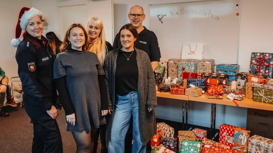 POL-WOB: Weihnachtsgeschenke von der Polizei - Polizeibeamte erfüllen Wünsche - Bild: presseportal.de