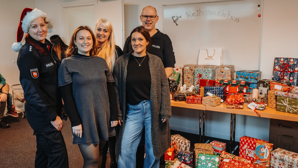 POL-WOB: Weihnachtsgeschenke von der Polizei - Polizeibeamte erfüllen Wünsche - Foto: presseportal.de