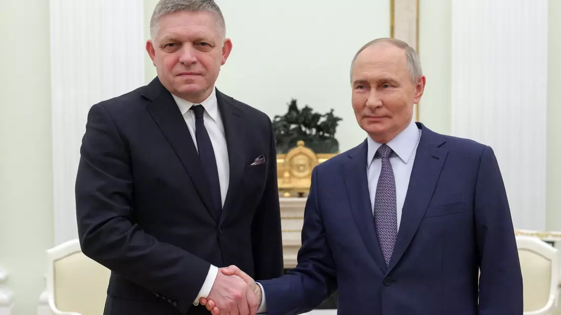 Der jüngste Überraschungsbesuch Ficos in Russland kam im Kreml gut an, vergiftete aber das Klima zwischen der Ukraine und der Slowakei. (Archivbild) - Bild: Gavriil Grigorov/Sputnik/Kremlin Pool/AP/dpa