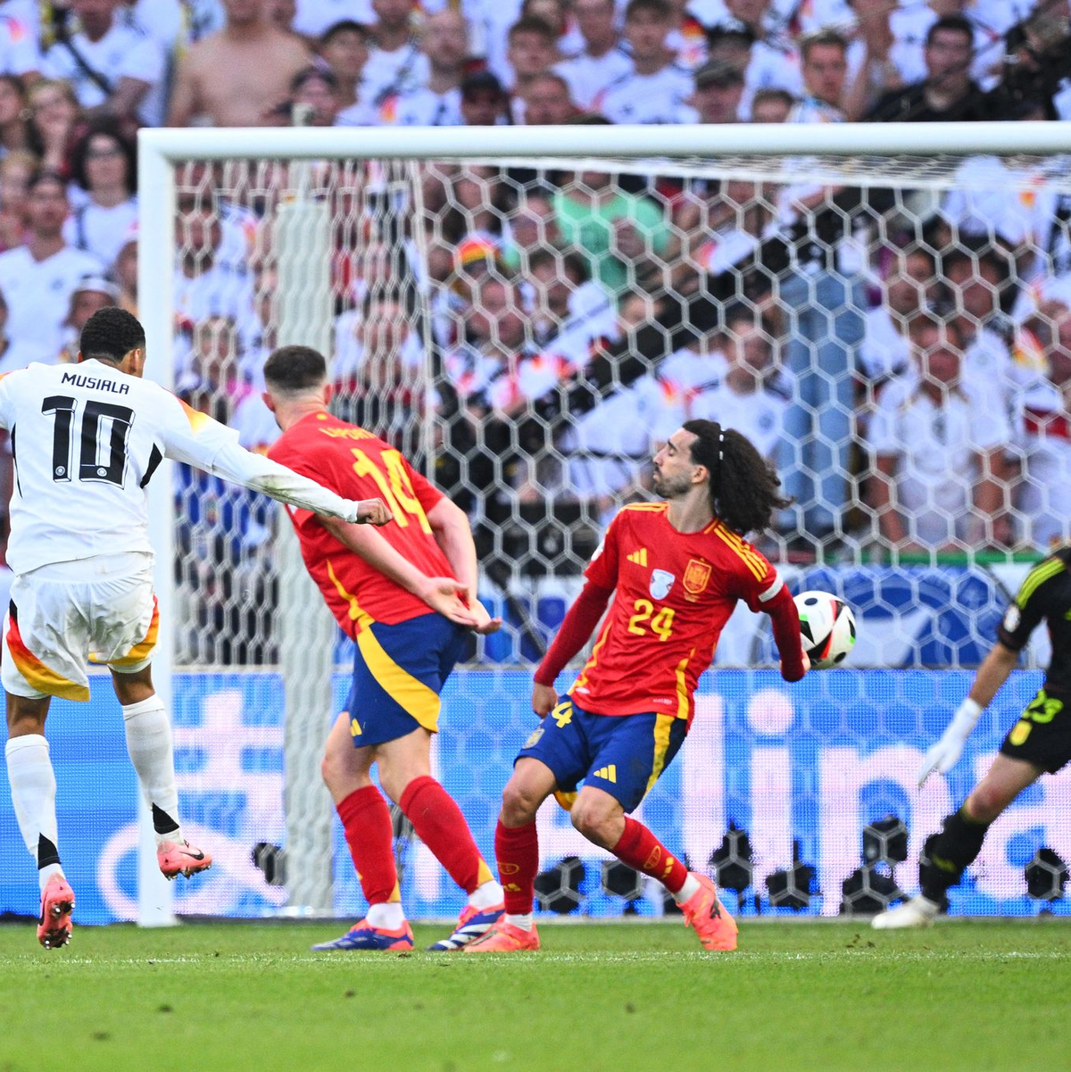 Jamal Musiala schießt - und Spaniens Marc Cucurella wehrt den Ball im EM-Viertelfinale mit dem abgespreizten Arm ab. - Foto: Tom Weller/dpa