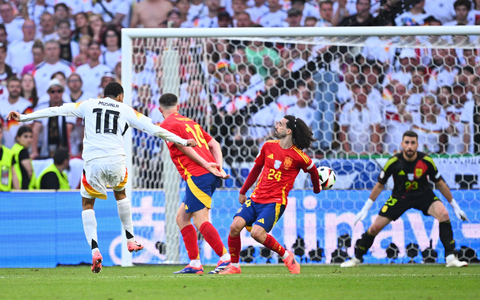 Jamal Musiala schießt - und Spaniens Marc Cucurella wehrt den Ball im EM-Viertelfinale mit dem abgespreizten Arm ab. - Foto: Tom Weller/dpa Jamal Musiala schießt - und Spaniens Marc Cucurella wehrt den Ball im EM-Viertelfinale mit dem abgespreizten Arm ab. - Foto: Tom Weller/dpa