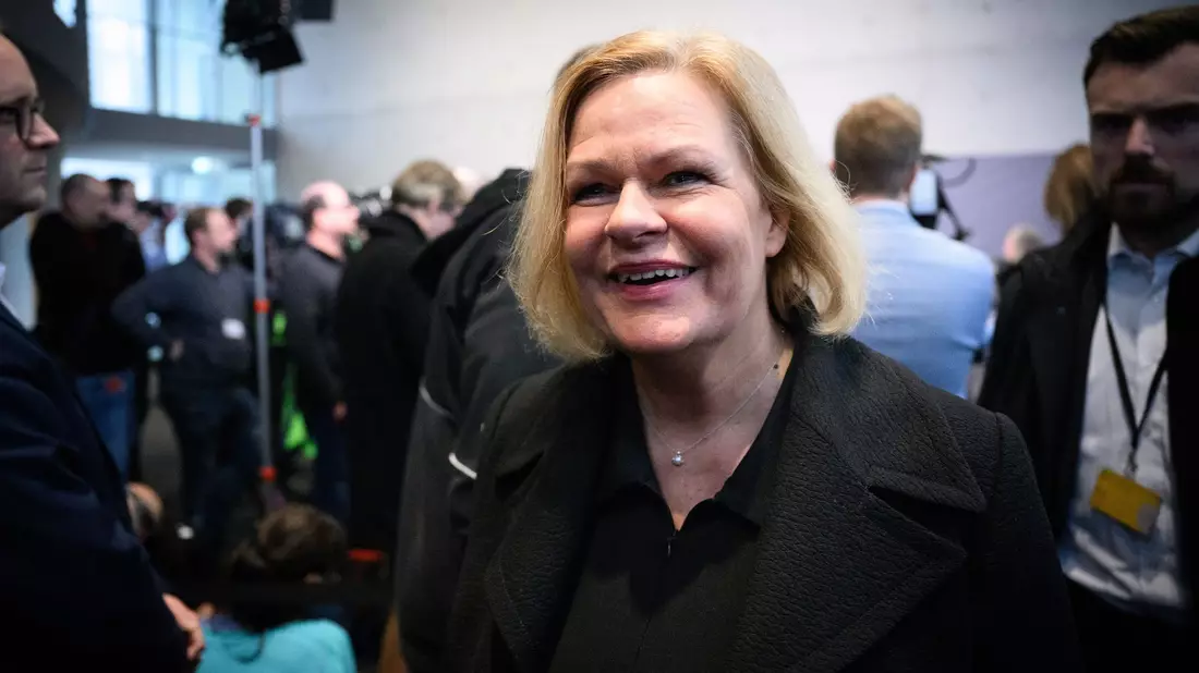 Tamara Zieschang (CDU), ist Innenministerin von Sachsen-Anhalt. In ihrem Bundesland lag das Personenpotenzial im Phänomenbereich «Verfassungsschutzrelevante Delegitimierung des Staates» in den Jahren 2022 und 2023 jeweils knapp im dreistelligen Bereich. Im vergangenen Jahr hat sich die Zahl nach bisherigen Informationen weiter verringert. - Bild: Bernd von Jutrczenka/dpa