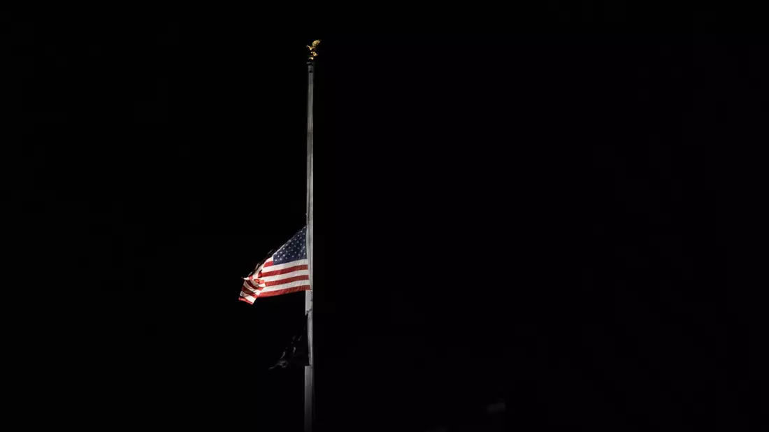 Die amerikanische Flagge am Weißen Haus weht auf halbmast für den verstorbenen Präsidenten Carter. - Bild: Manuel Balce Ceneta/AP/dpa