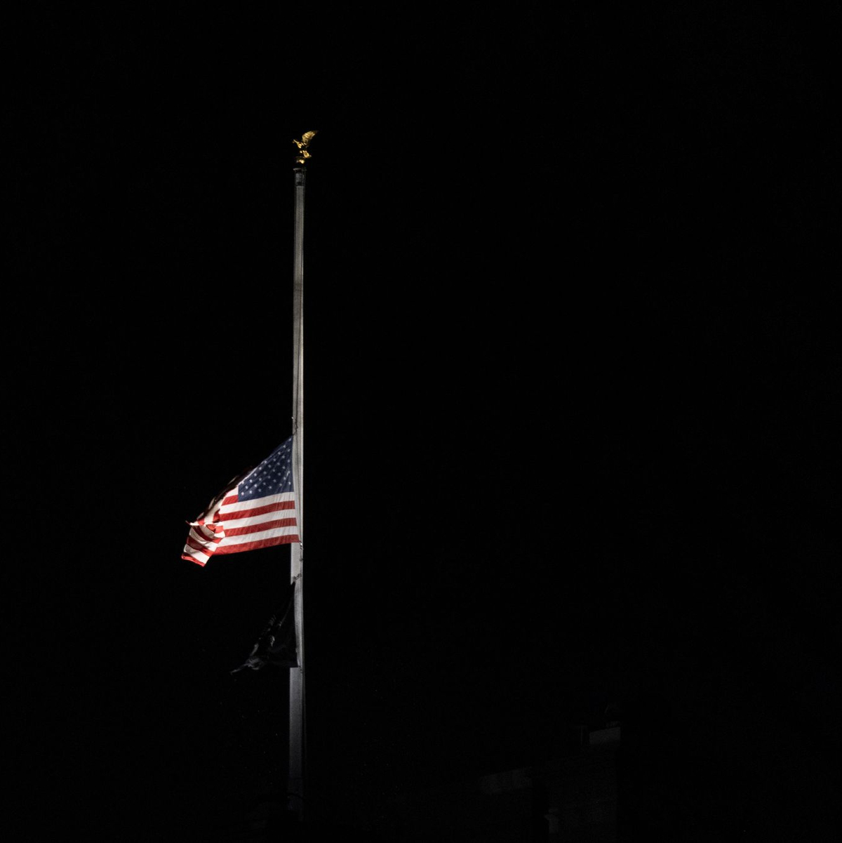 Die amerikanische Flagge am Weißen Haus weht auf halbmast für den verstorbenen Präsidenten Carter. - Foto: Manuel Balce Ceneta/AP/dpa