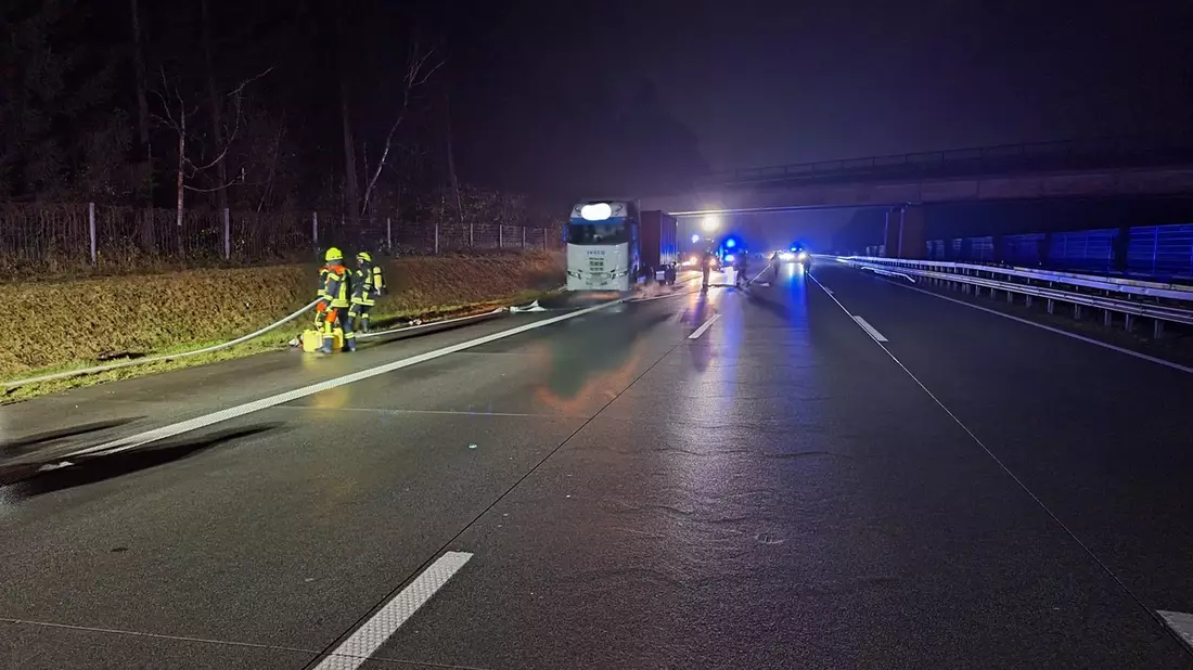 FW-ROW: Gasaustritt am LKW sorgt für Vollsperrung - Feuerwehren im Einsatz - Bild: presseportal.de