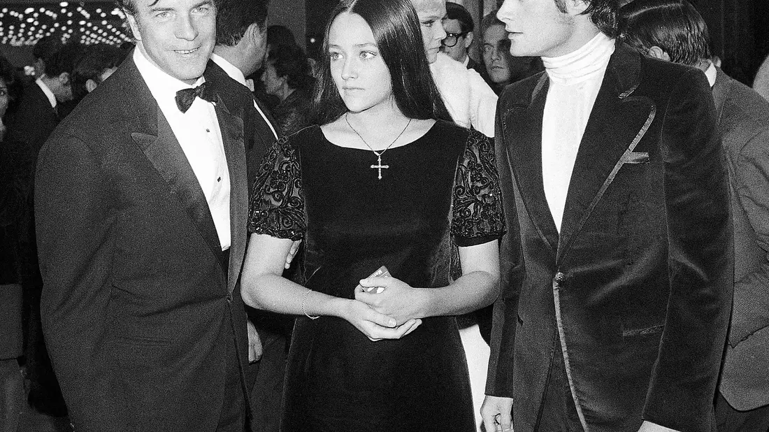 Später verklagten die beiden Schauspieler erfolglos die Produktionsfirma, weil Regisseur Franco Zeffirelli (links) eine Nacktszene von ihnen verlangte, aber sie während der Dreharbeiten noch minderjährig waren. - Bild: Eustache Cardenas/AP/dpa