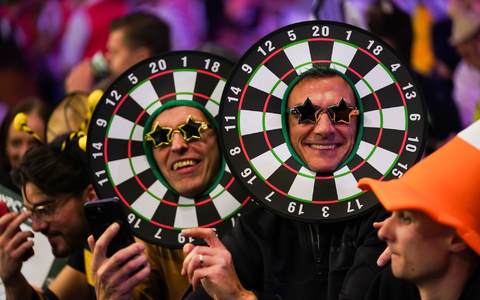 Spielt souverän bei der WM: Stephen Bunting. - Foto: Alberto Pezzali/AP/dpa