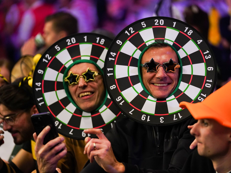 Spielt souverän bei der WM: Stephen Bunting. - Foto: Alberto Pezzali/AP/dpa