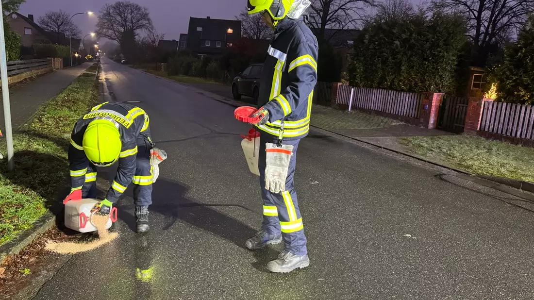FW Flotwedel: Dieselspur sorgt für Feuerwehreinsatz in Klein Eicklingen - Bild: presseportal.de