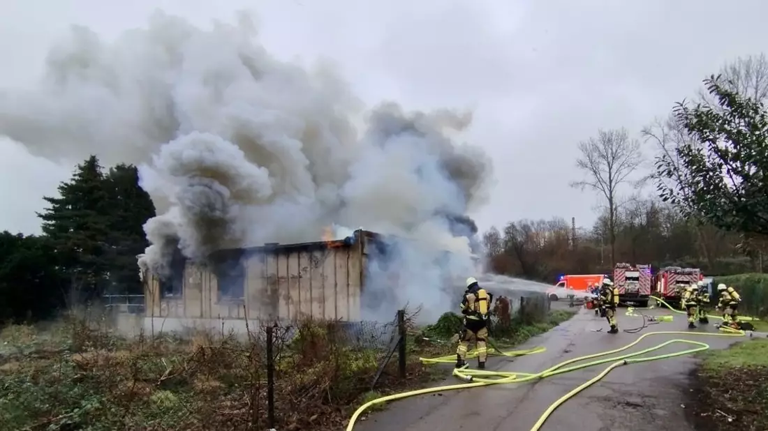 FW-E: Brand eines leerstehenden Gebäudes - langwieriger Einsatz für die Feuerwehr - Bild: presseportal.de