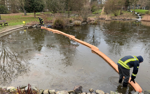 FW Bad Honnef: Ölfilm auf einem Teich ruft Feuerwehr auf den Plan - Foto: presseportal.de