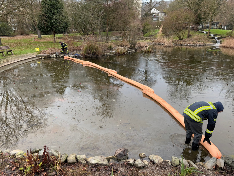 FW Bad Honnef: Ölfilm auf einem Teich ruft Feuerwehr auf den Plan - Foto: presseportal.de