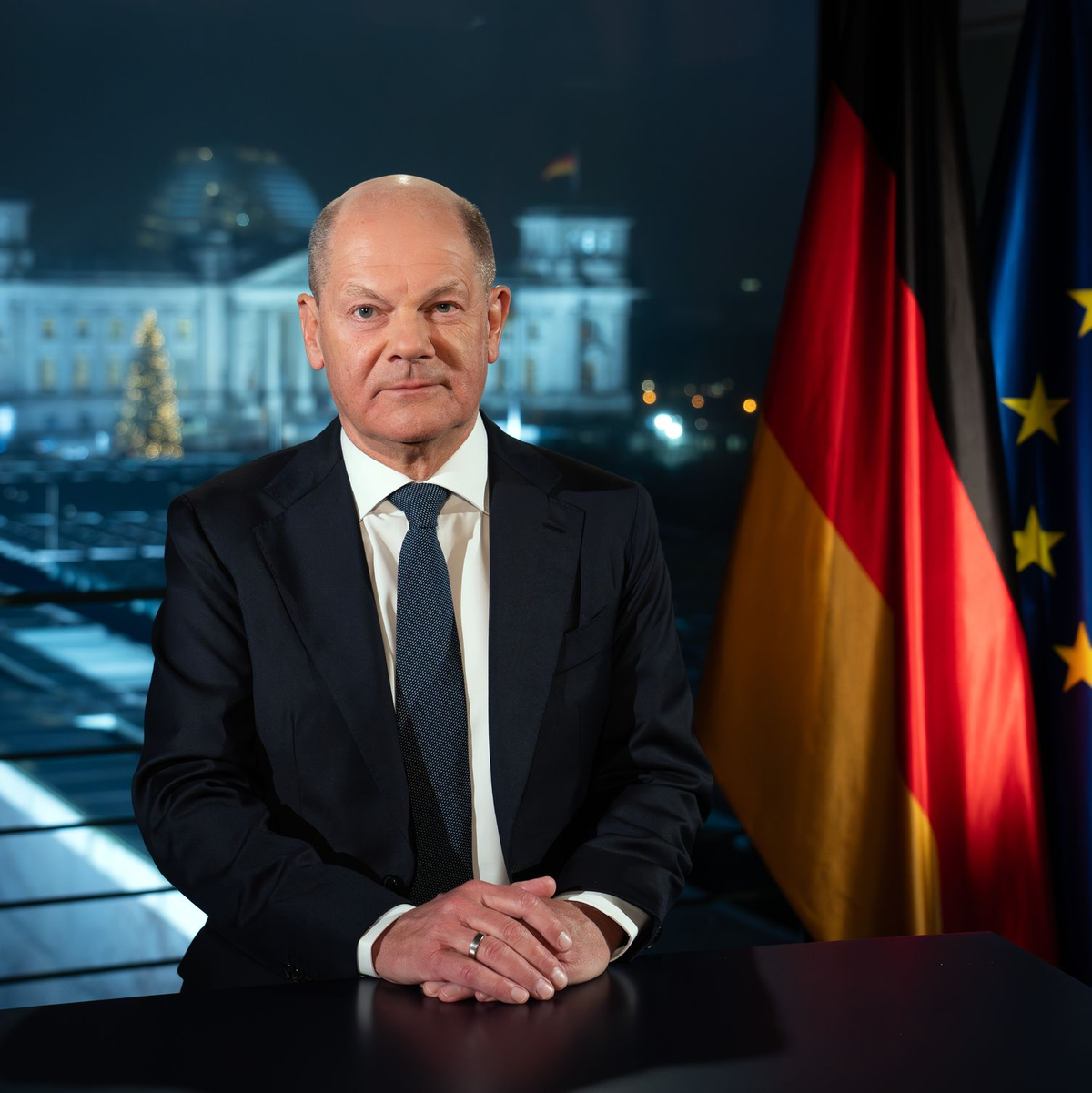 Kanzler Scholz versichert Bürgern, die Ukraine werde weiter unterstützt.  - Foto: Soeren Stache/dpa