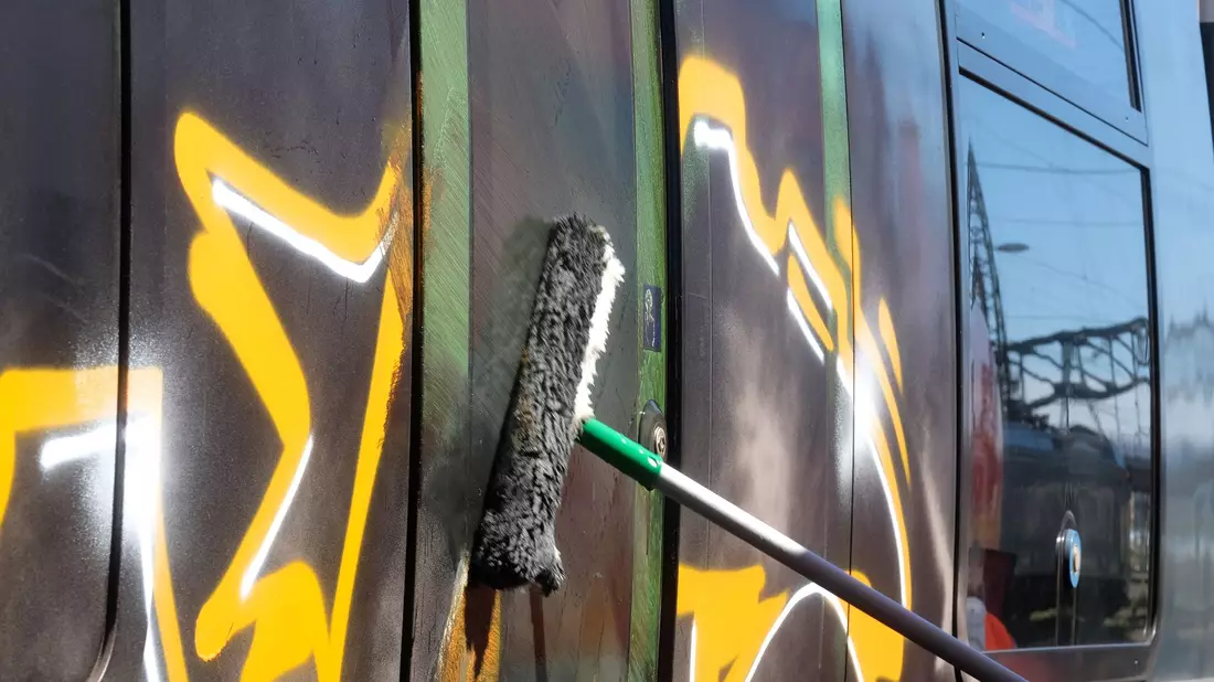 Vor allem in Ballungsräumen hat die Bahn mit Graffiti-Delikten zu kämpfen. (Archivfoto) - Bild: Sebastian Willnow/dpa-Zentralbild/dpa