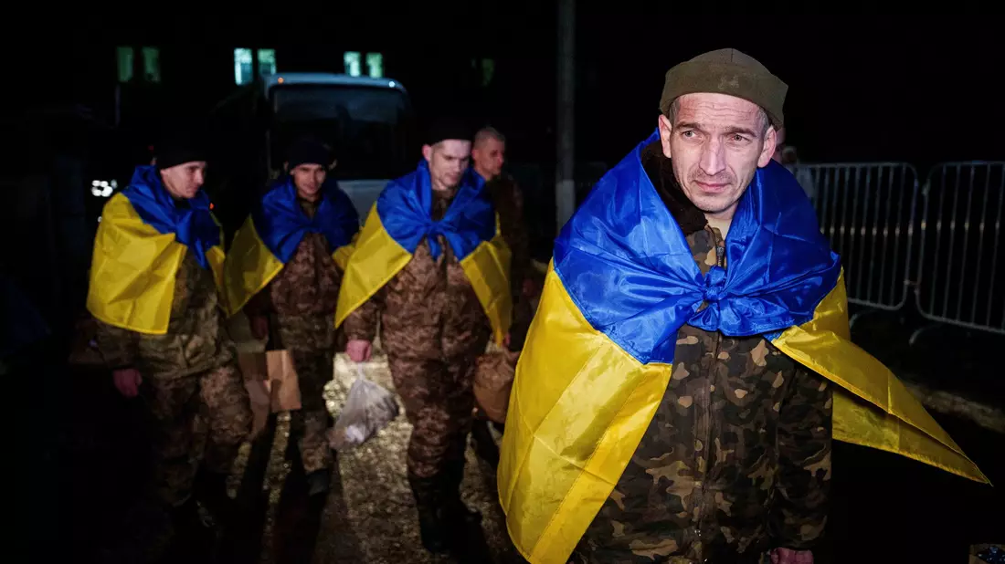 189 ukrainische Kriegsgefangene sind aus Russland heimgekehrt. - Bild: Evgeniy Maloletka/AP/dpa