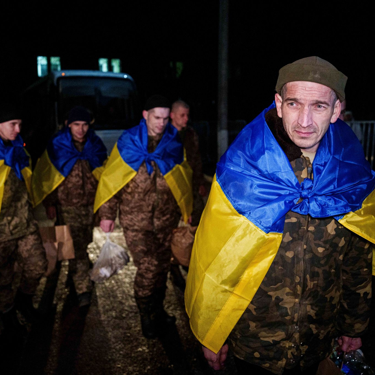 189 ukrainische Kriegsgefangene sind aus Russland heimgekehrt. - Foto: Evgeniy Maloletka/AP/dpa