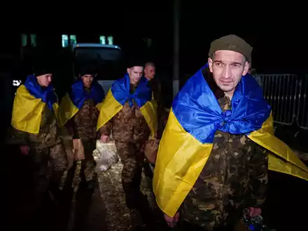 Eine neue Gruppe ukrainischer und russischer Kriegsgefangener sind bei einem Austausch freigekommen (Archivbild) - Foto: Evgeniy Maloletka/AP/dpa