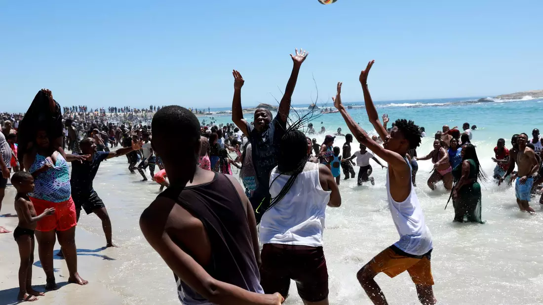 Sommer, Sonne, Spaß: An Neujahr ist in Südafrika Urlaubslaune angesagt (Archivbild). - Bild: Nardus Engelbrecht/AP/dpa