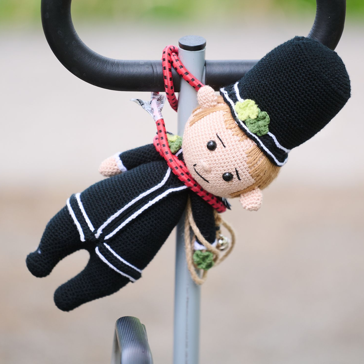 Hierzulande sollen Schornsteinfeger Glück bringen. In Irland gilt an Silvester ein Gast als Glücksbringer (Archivbild). - Foto: Annette Riedl/dpa