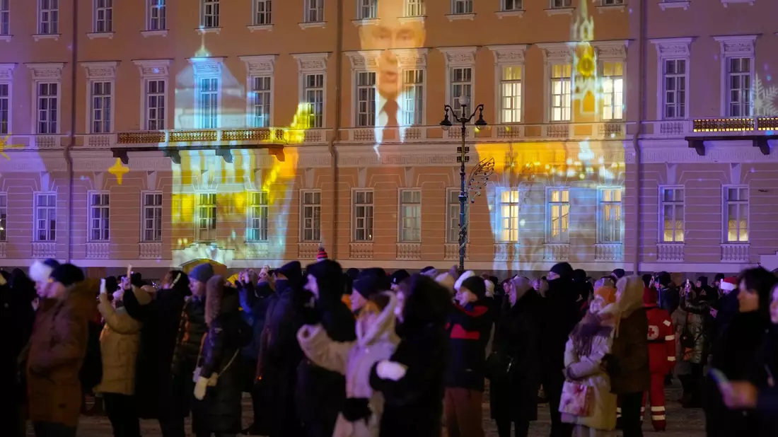 Landesweit verfolgen Menschen an Silvester die Neujahrsrede des russischen Präsidenten (Archivbild). - Bild: Dmitri Lovetsky/AP