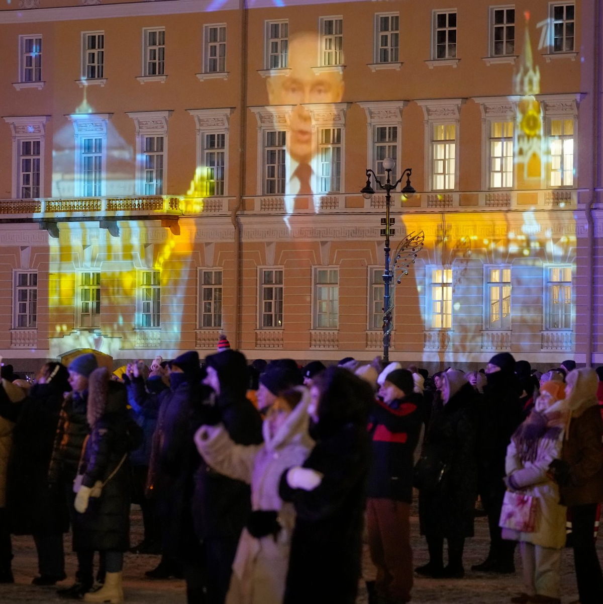 Landesweit verfolgen Menschen an Silvester die Neujahrsrede des russischen Präsidenten (Archivbild). - Foto: Dmitri Lovetsky/AP