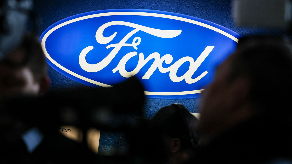 Das Ford-Logo im strahlenden Blau - wie geht es weiter mit dem Autobauer in Deutschland? (Archivbild) - Foto: Christoph Reichwein/dpa