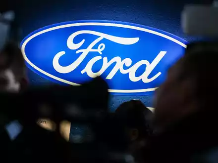 Das Ford-Logo im strahlenden Blau. Die Gegenwart sieht düster aus bei Ford Deutschland. - Foto: Christoph Reichwein/dpa
