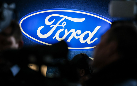 Das Ford-Logo im strahlenden Blau - wie geht es weiter mit dem Autobauer in Deutschland? (Archivbild) - Foto: Christoph Reichwein/dpa
