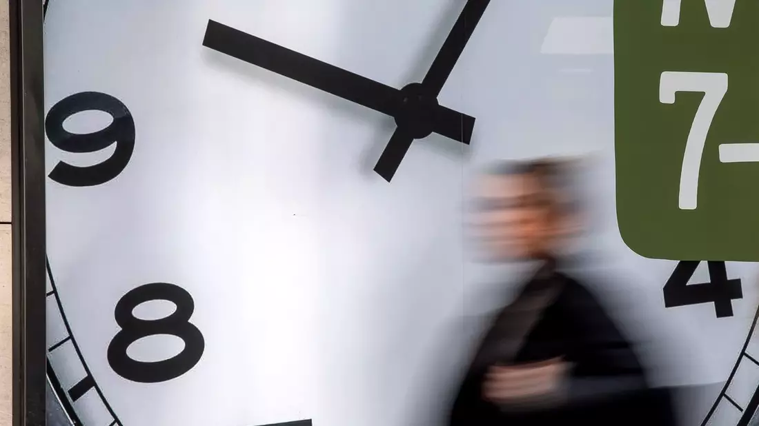 Die Zeit kann rennen - oder sich ziehen. (Symbolbild) - Bild: Sina Schuldt/dpa