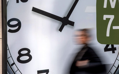 Die Zeit kann rennen - oder sich ziehen. (Symbolbild) - Foto: Sina Schuldt/dpa