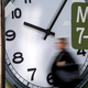 Die Zeit kann rennen - oder sich ziehen. (Symbolbild) - Foto: Sina Schuldt/dpa