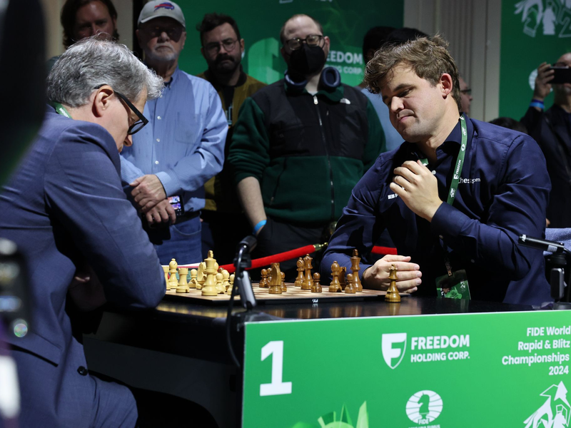 Magnus Carlsen trat zur Blitzschach-WM doch an, in Jeans. - Foto: Seshadri Sukumar/ZUMA Press Wire/dpa