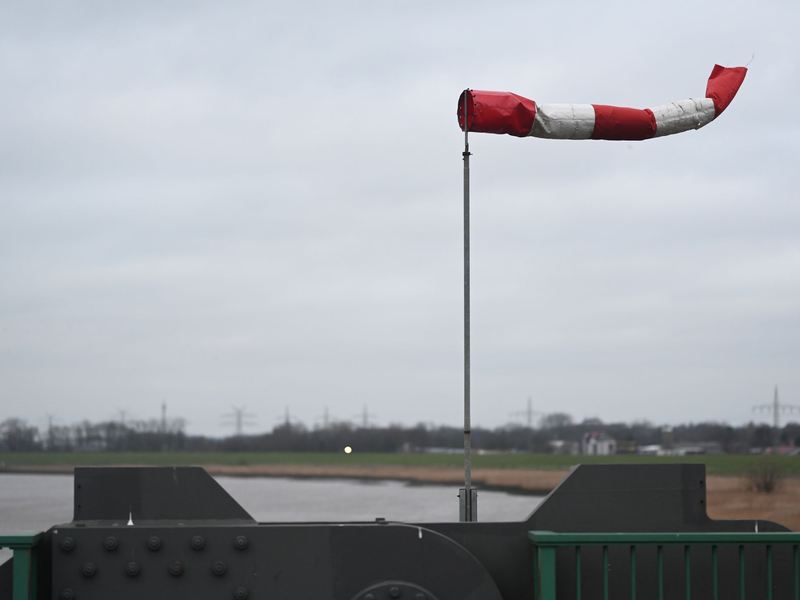 Es stürmt im Norden Deutschlands.  - Foto: Lars Penning/dpa