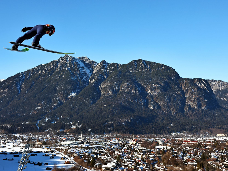 Wellinger auf der Großen Olympiaschanze. - Foto: Daniel Karmann/dpa