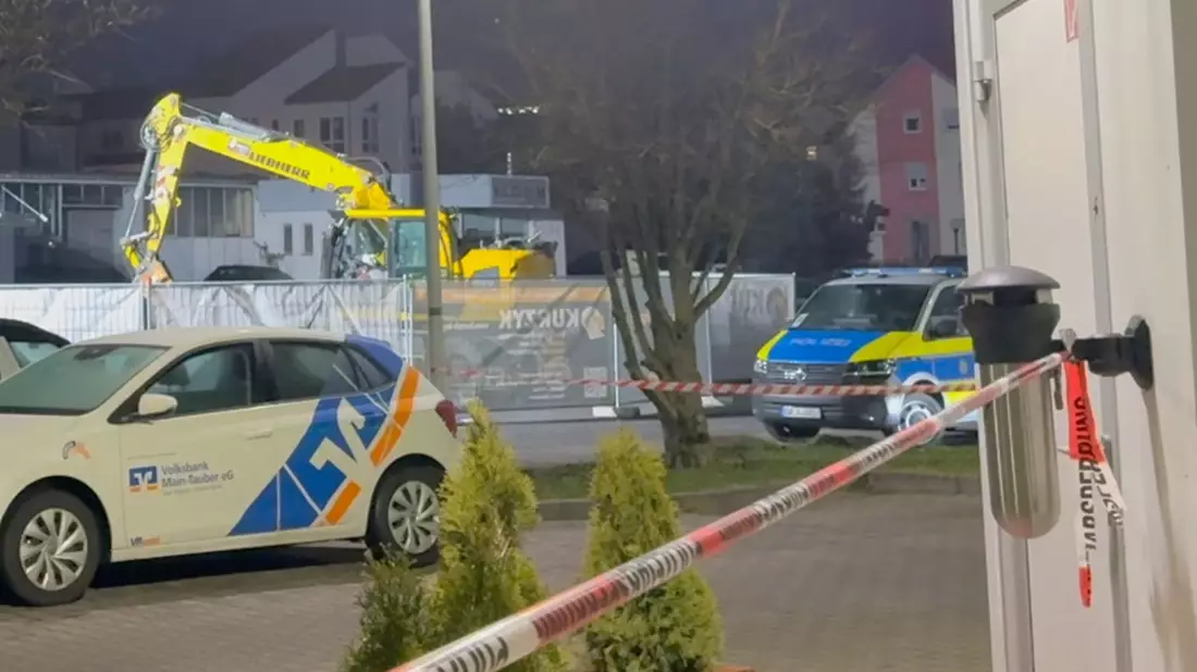 Die Chaosfahrt endete neben einem Autohaus. - Bild: Fabian Koss/onw-images/dpa