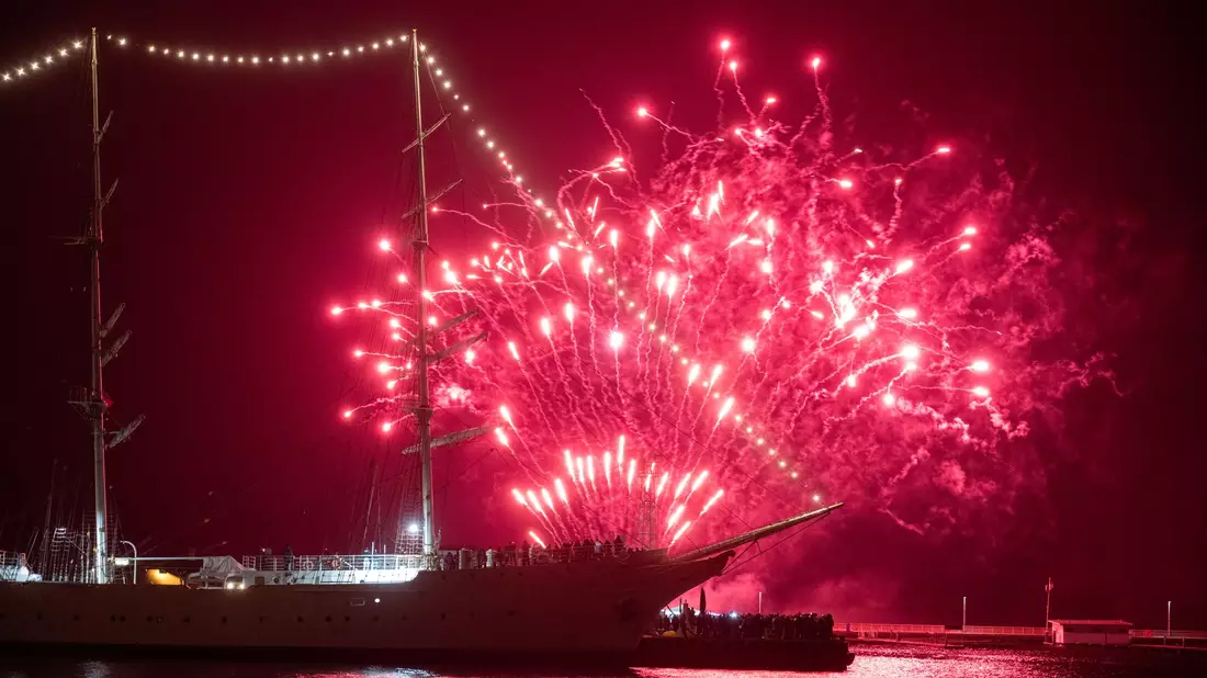 Schon weit vor Mitternacht gab es vielerorts in Deutschland ein Feuerwerk. - Bild: Stefan Sauer/dpa