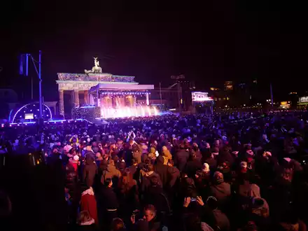 Tausende kamen zur Silvesterparty am Brandenburger Tor. (Foto aktuell) - Foto: Joerg Carstensen/dpa