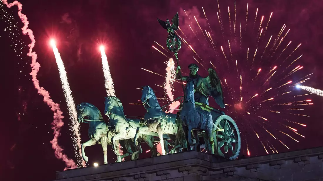 Zum Abschluss der Show gab es - wie hier beim Jahreswechsel 2024/2025 - ein Feuerwerk. (Archivbild) - Bild: Joerg Carstensen/dpa