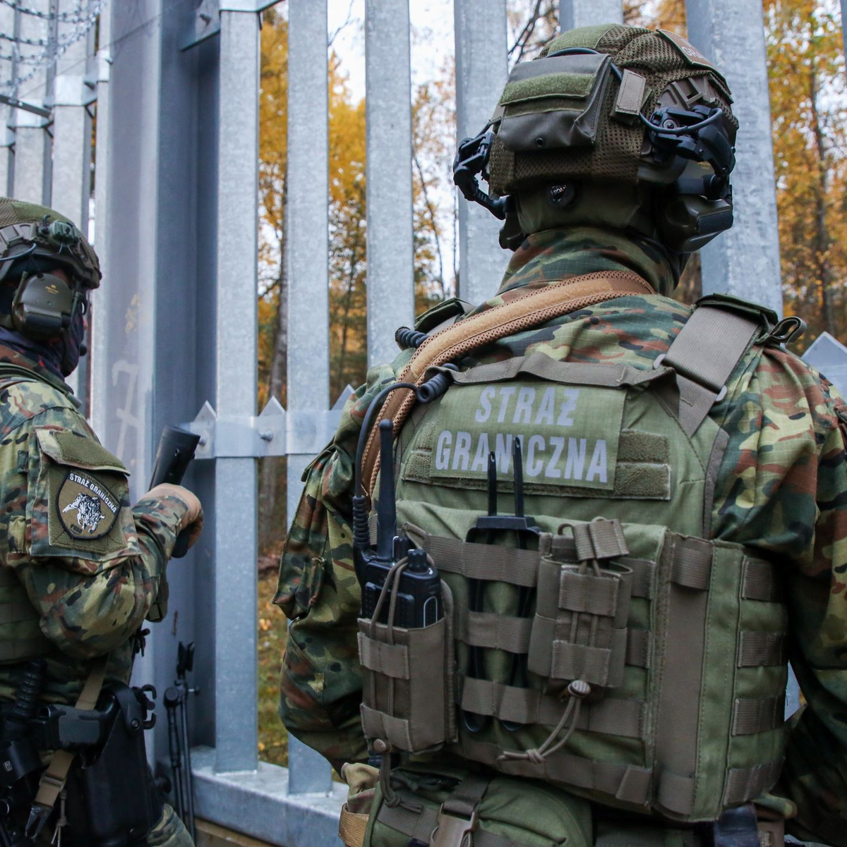 Polnische Grenzer am Zaun zur Grenze mit Belarus. (Archivbild) - Foto: Artur Reszko/PAP/dpa