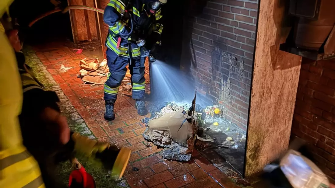 FFW Fredenbeck: Feuer an Mülltonnen droht auf Wohnhaus überzugreifen - Bild: presseportal.de