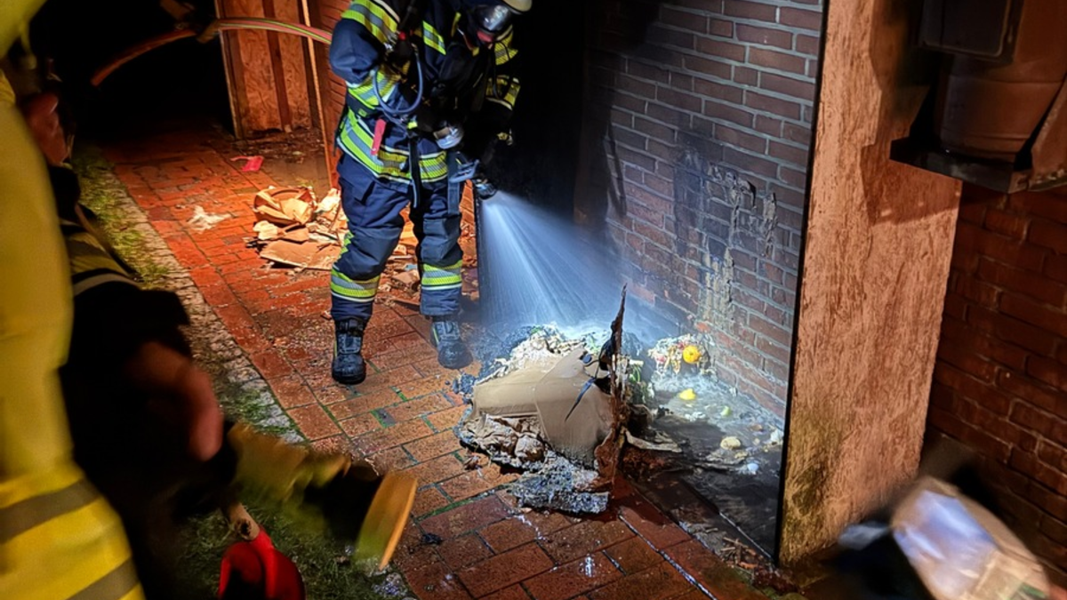 FFW Fredenbeck: Feuer an Mülltonnen droht auf Wohnhaus überzugreifen - Foto: presseportal.de