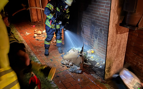 FFW Fredenbeck: Feuer an Mülltonnen droht auf Wohnhaus überzugreifen - Foto: presseportal.de