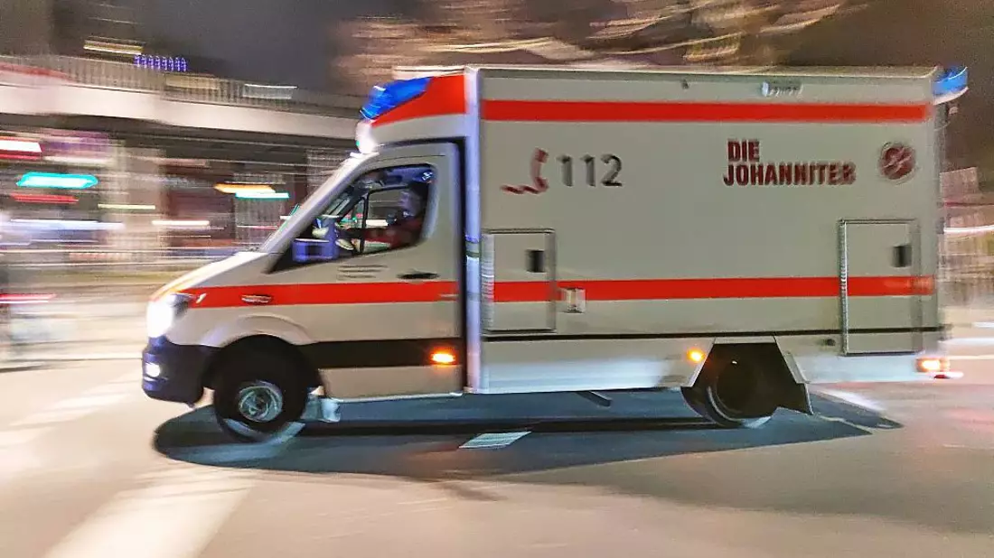 Rettungswagen im Einsatz bei Nacht am 01.01.2025 (Symbolbild) - Bild: über dts Nachrichtenagentur